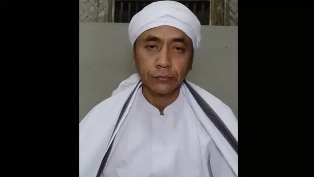 Viral Kemunculan Sosok Pria Bersorban Putih yang Disebut Mirip Petinggi Sunda Empire Lord Rangga