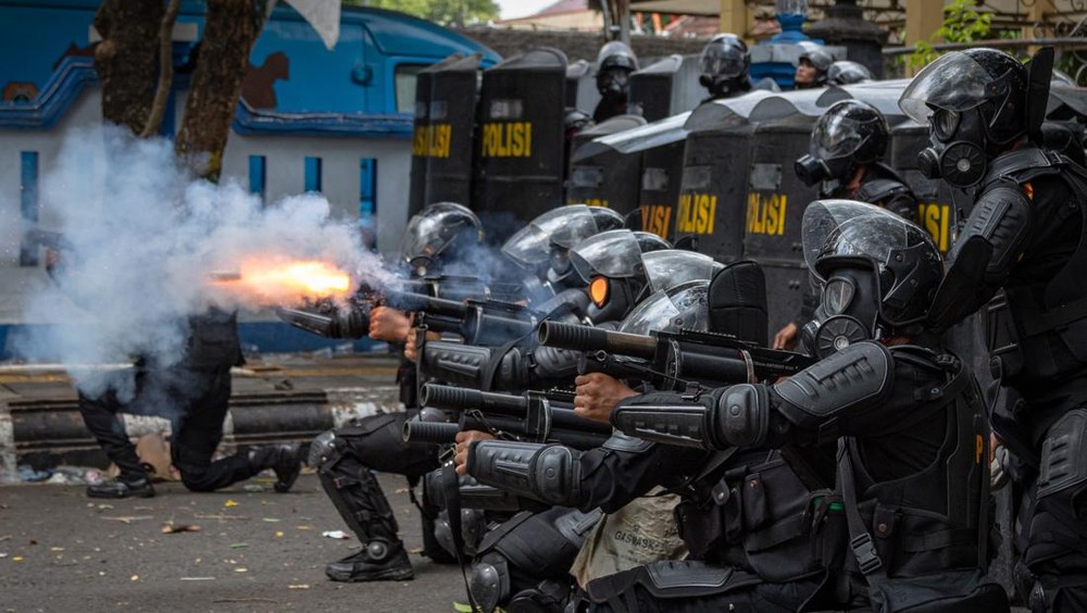 Gas Air Mata Pecah! Demo Bupati Pati Memanas
