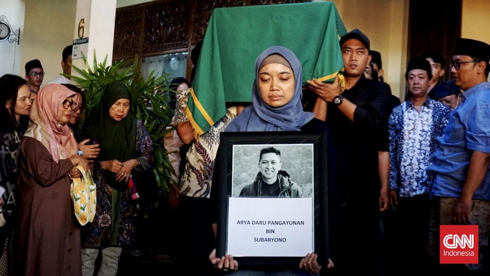 WA & IG Diplomat Aktif Usai Wafat? Keluarga Curiga!