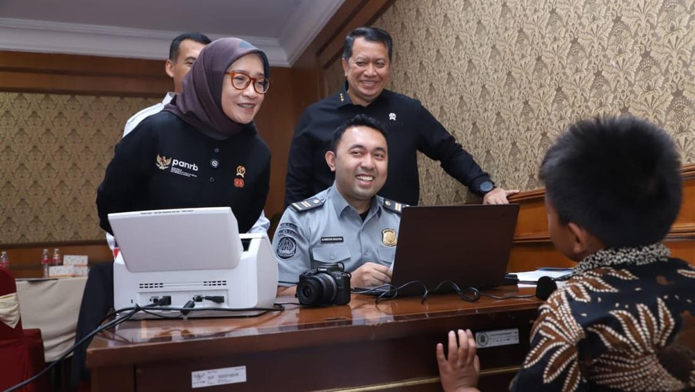 Layanan Publik Makin Mudah KemenPANRB Turun Tangan