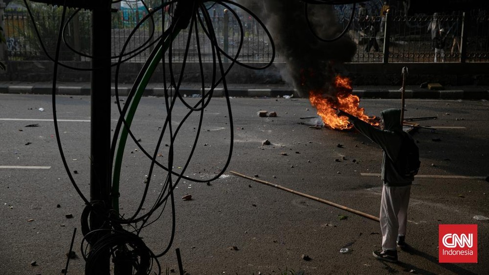 Lurah Jadi Korban! Mobil Hancur, Luka Parah!