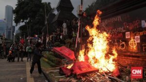 Aksi Memanas! Massa Bakar Pagar Polda?