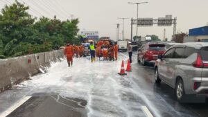 Dua Truk Adu Banteng! Cat Tumpah Ruah di Tol