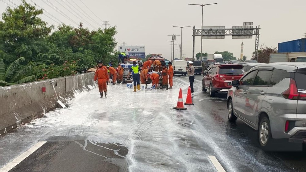 Dua Truk Adu Banteng! Cat Tumpah Ruah di Tol