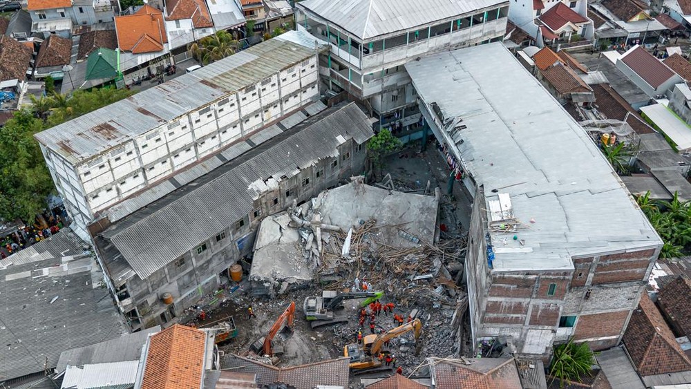 Gedung Ponpes Miring? Tim SAR Gerak Cepat!