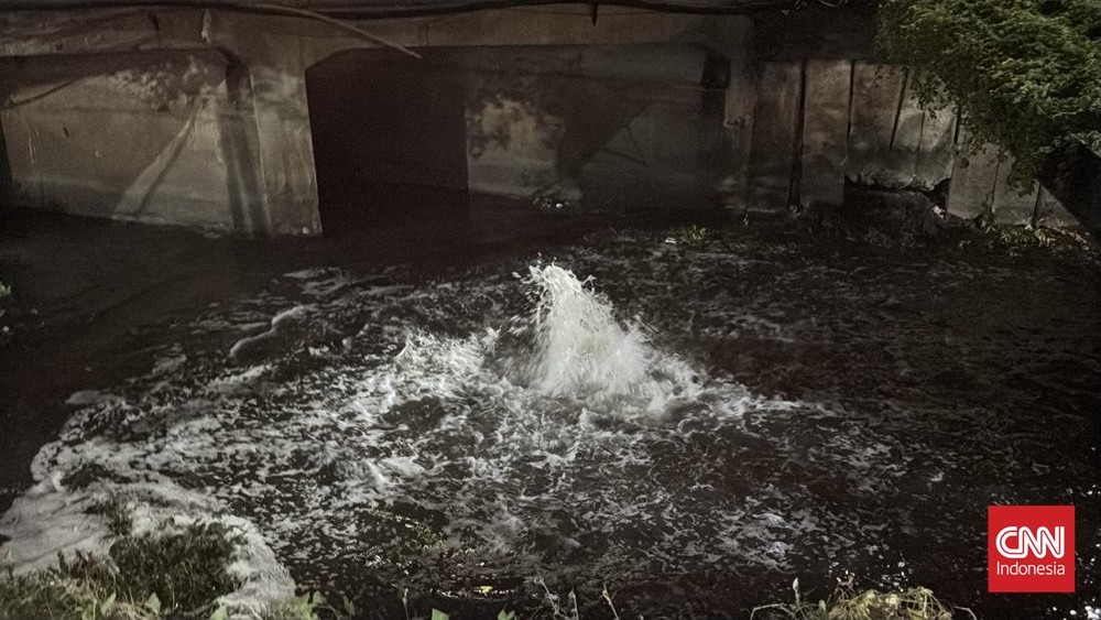 Gas Misterius Muncul di Sungai Surabaya!