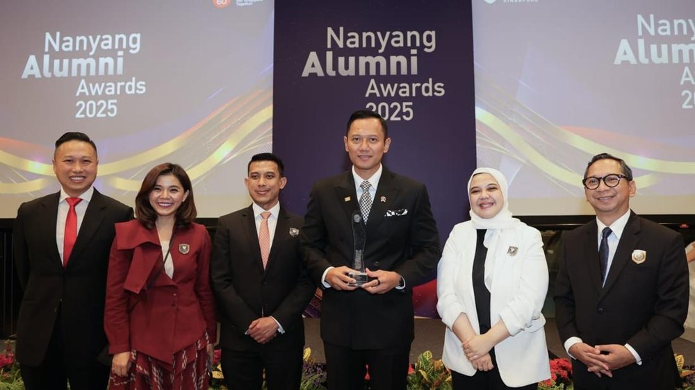 AHY Raih Penghargaan Bergengsi Alumni Nanyang!