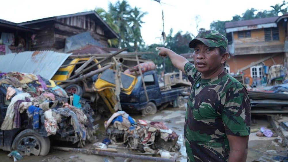 Aksi Nekat TNI Giman Selamatkan Bayi di Tengah Banjir