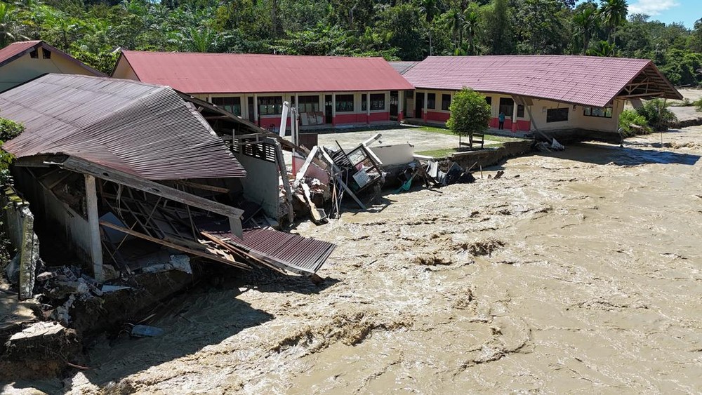 Akses Putus Total Warga Terjebak Bantuan Heli Datang