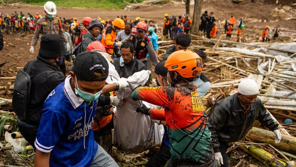 Heboh Longsor Cisarua Total 83 Body Pack Ditemukan