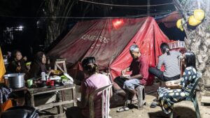 Potret Haru Sahur Pengungsi Aceh Tapsel di Tenda