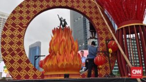 Bundaran HI Merah Menyala Sambut Imlek Bikin Pangling