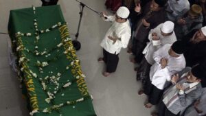 Geger Emak Emak Hadang Jenazah Sampang Karena Utang