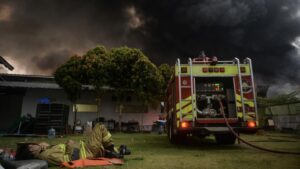 Ngeri Pabrik Sandal di Tangerang Ludes Terbakar