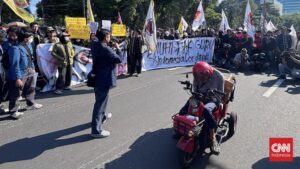 Orasi Pedas Difabel di Surabaya Sindir Lapangan Kerja Sulit