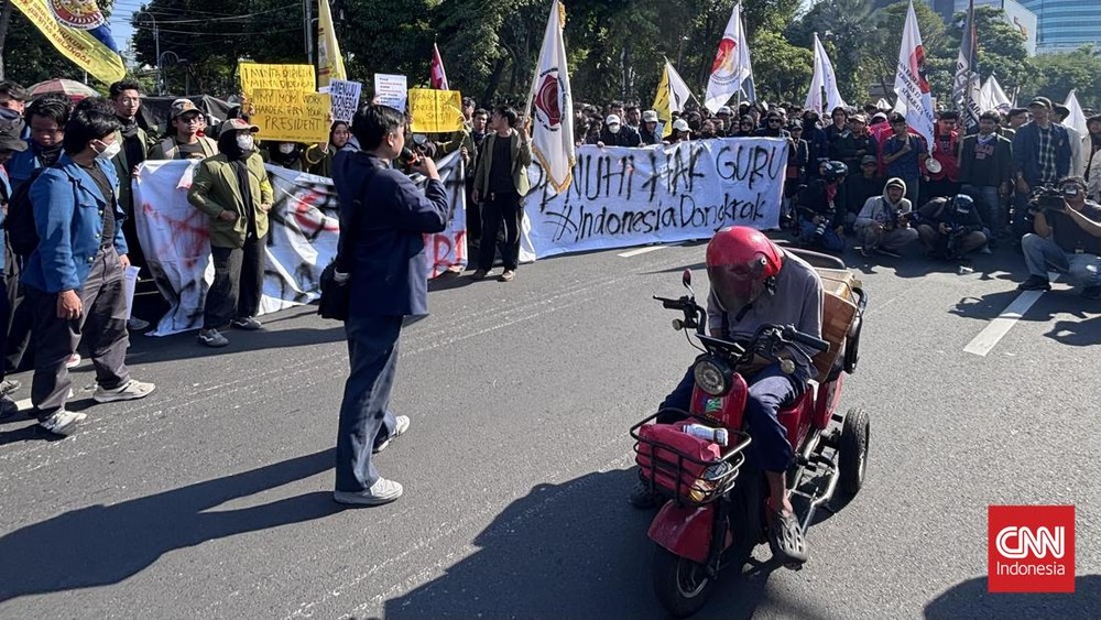 Orasi Pedas Difabel di Surabaya Sindir Lapangan Kerja Sulit