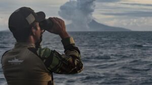 Anak Krakatau Menggila Erupsi Beruntun Waspada